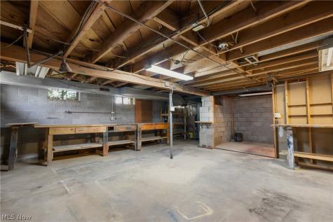 568 W Nimisila Road Akron OH 44319