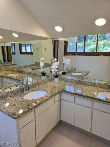 5009 Lansdowne Drive Solon OH 44139
