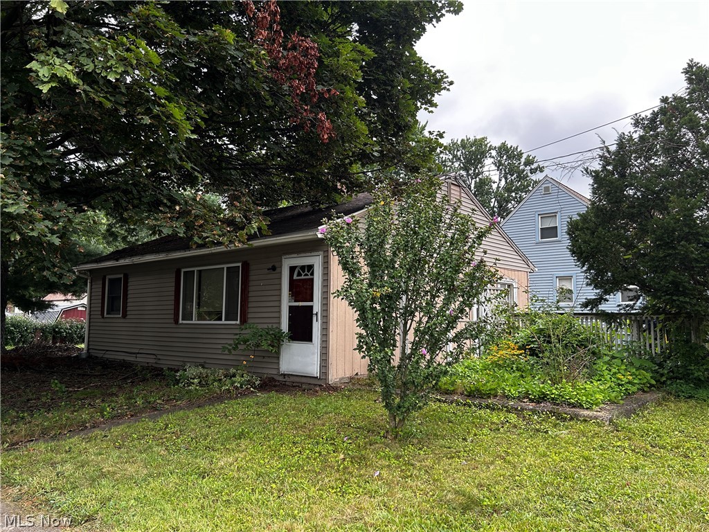 1915 Flint Avenue Akron OH 44305
