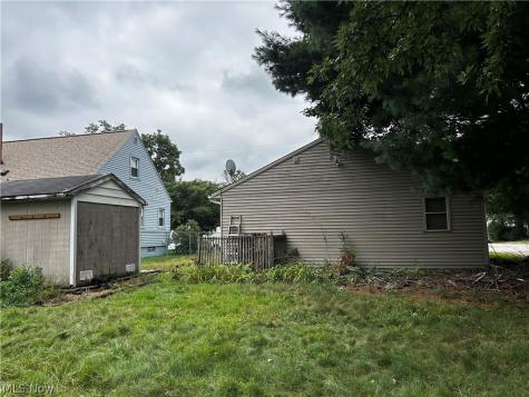1915 Flint Avenue Akron OH 44305