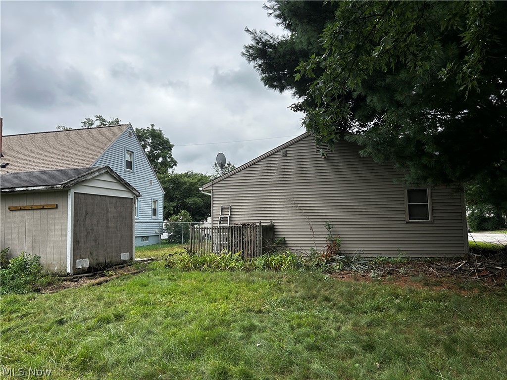1915 Flint Avenue Akron OH 44305