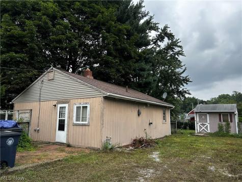 1915 Flint Avenue Akron OH 44305