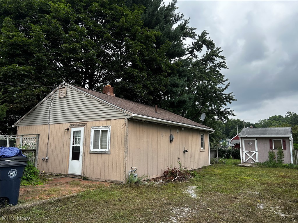 1915 Flint Avenue Akron OH 44305
