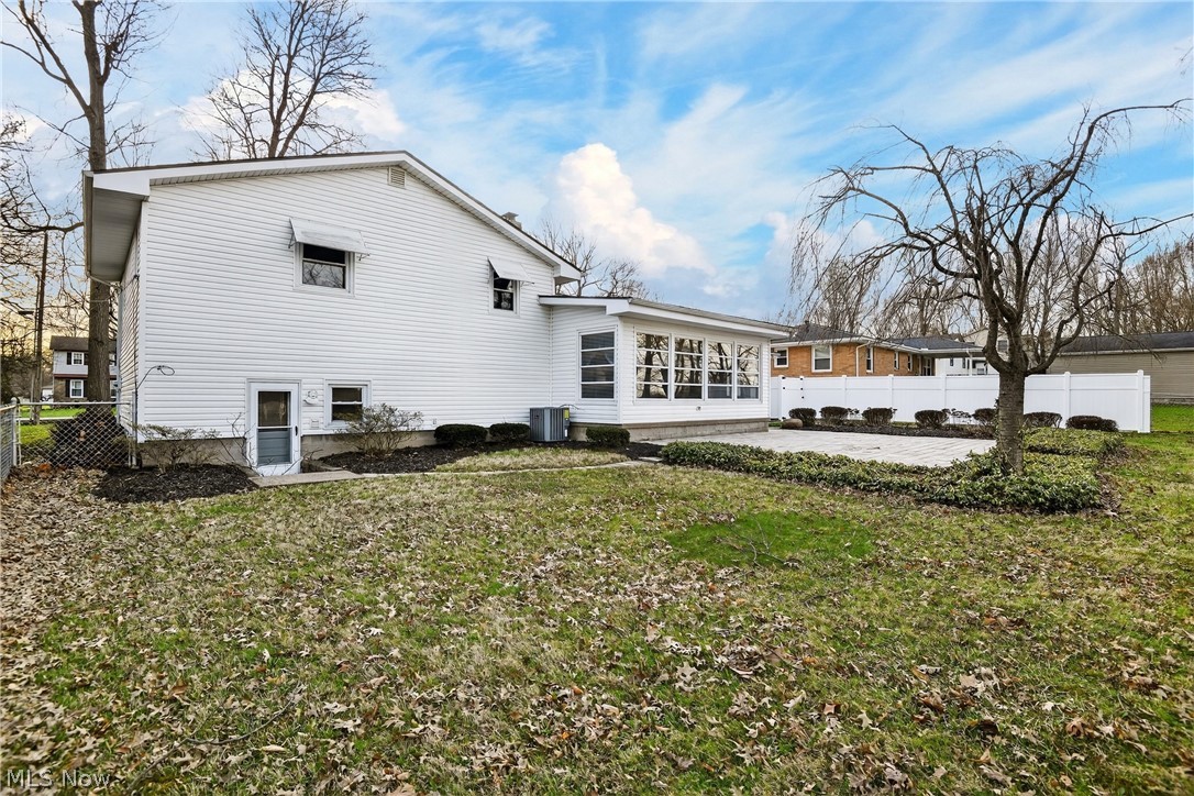 130 Robinwood Drive New Middletown OH 44442