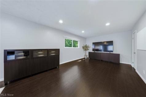 572 Woodmere Drive Berea OH 44017