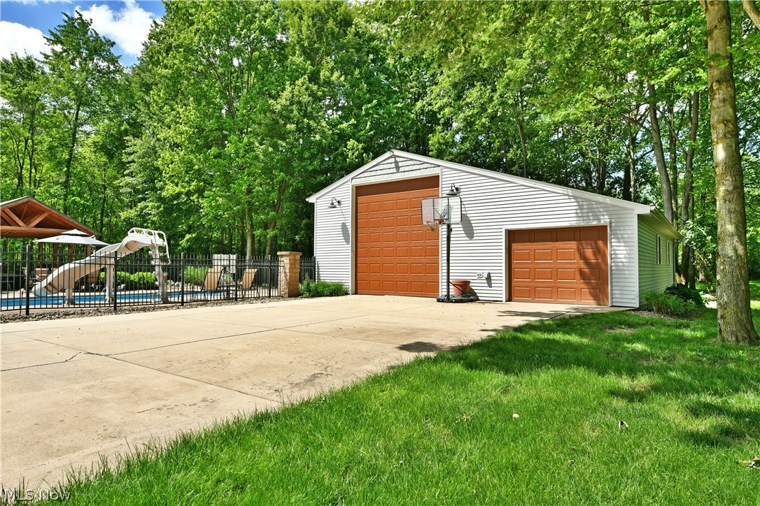 6752 Brookhollow Drive Lordstown OH 44481