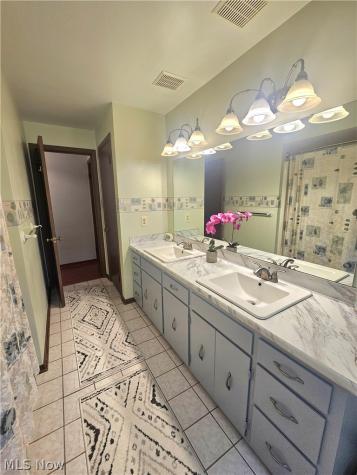 8394 Four Seasons Trail Youngstown OH 44514