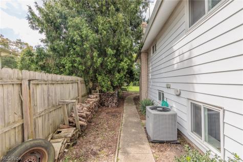 25100 Arlington Lane North Olmsted OH 44070