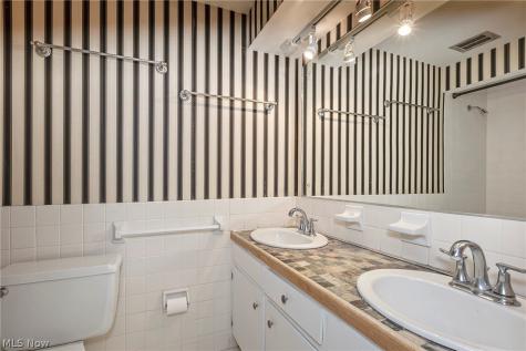 5512 Lansbury Lane Lyndhurst OH 44124