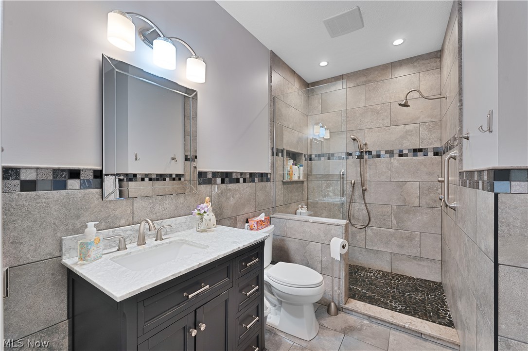 101 Pin Oak Place Campbell OH 44405