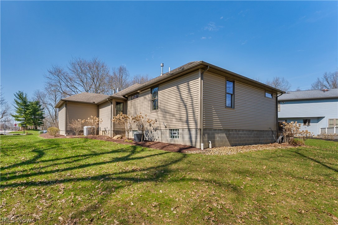 101 Pin Oak Place Campbell OH 44405