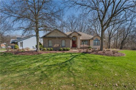 Pin Oak Place Campbell OH 44405