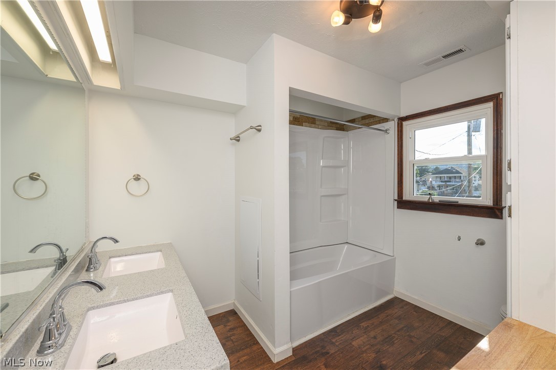 320 Oak Street Uhrichsville OH 44683