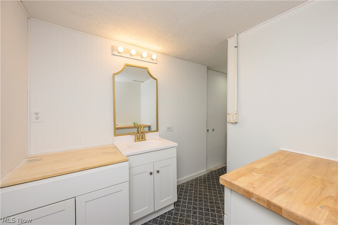 320 Oak Street Uhrichsville OH 44683