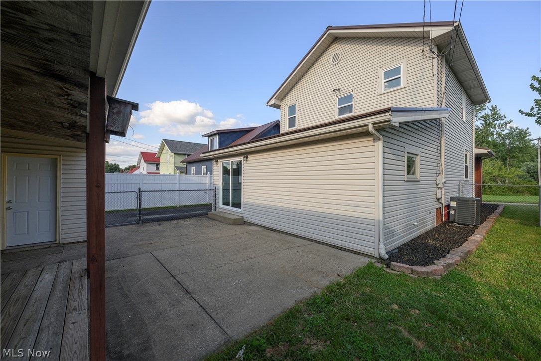 320 Oak Street Uhrichsville OH 44683
