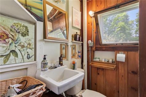 105 Hartzell Road North Benton OH 44449