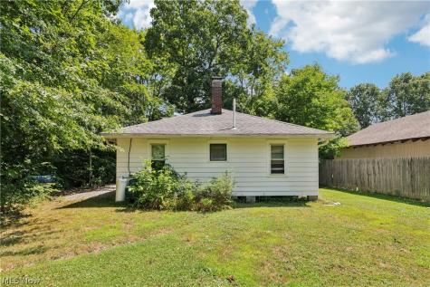 105 Hartzell Road North Benton OH 44449