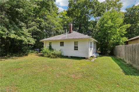 105 Hartzell Road North Benton OH 44449
