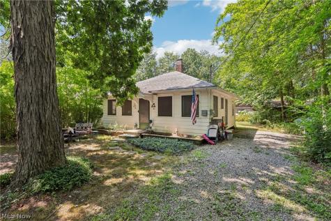 105 Hartzell Road North Benton OH 44449