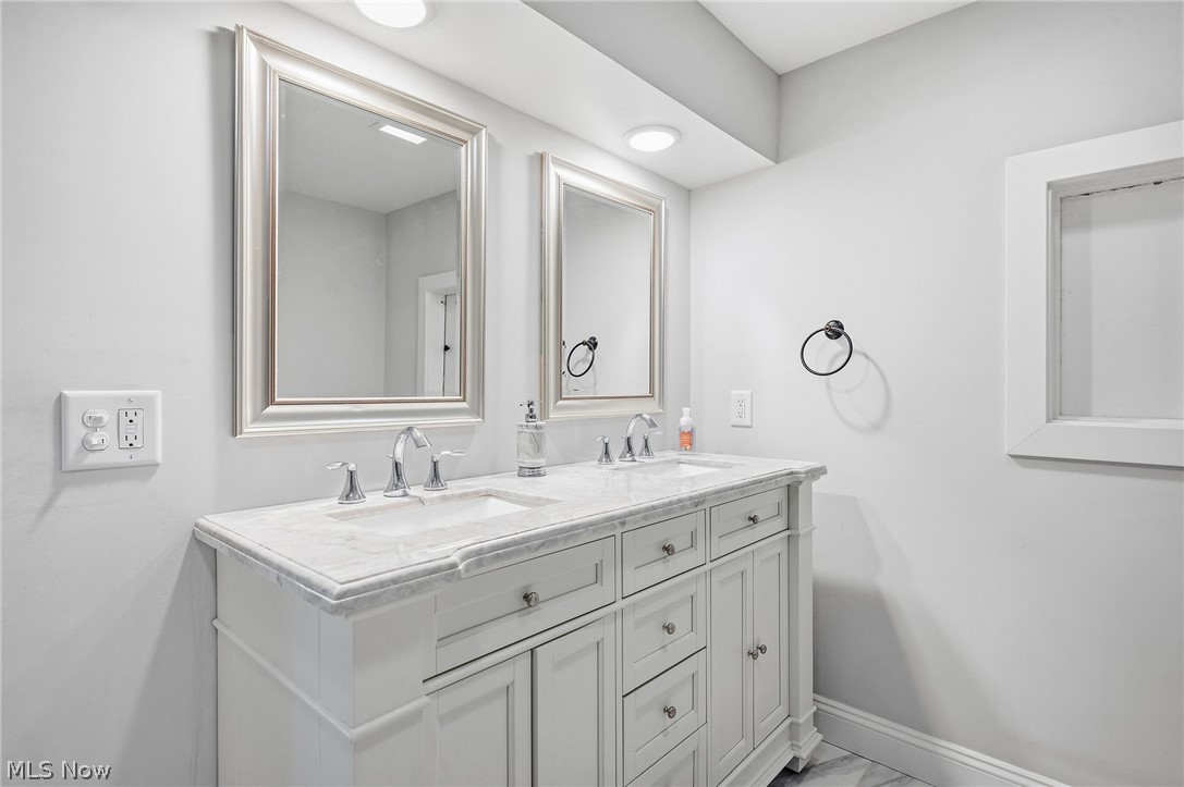 24042 Greenlawn Avenue Beachwood OH 44122