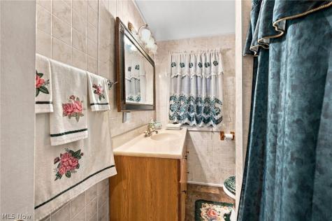 17816 Woodbury Avenue Cleveland OH 44135