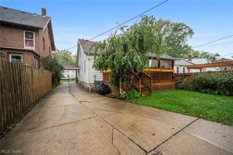 17816 Woodbury Avenue Cleveland OH 44135