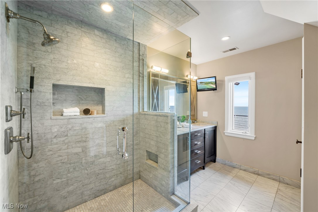 17852 Lake Road Lakewood OH 44107