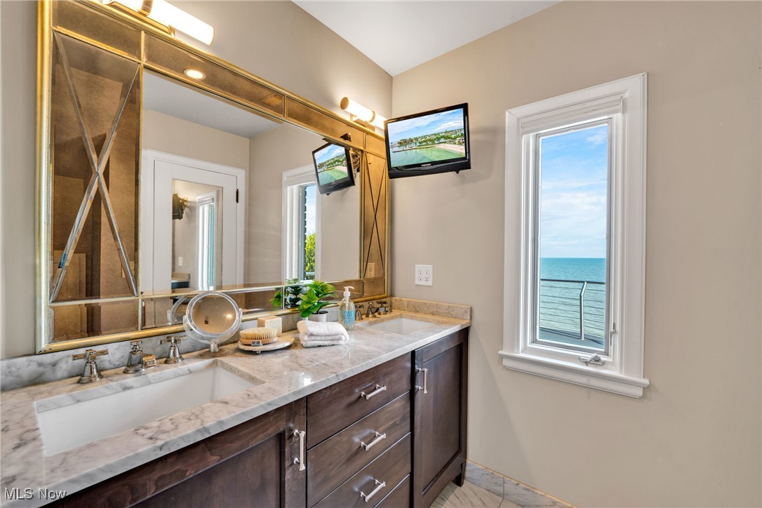 17852 Lake Road Lakewood OH 44107