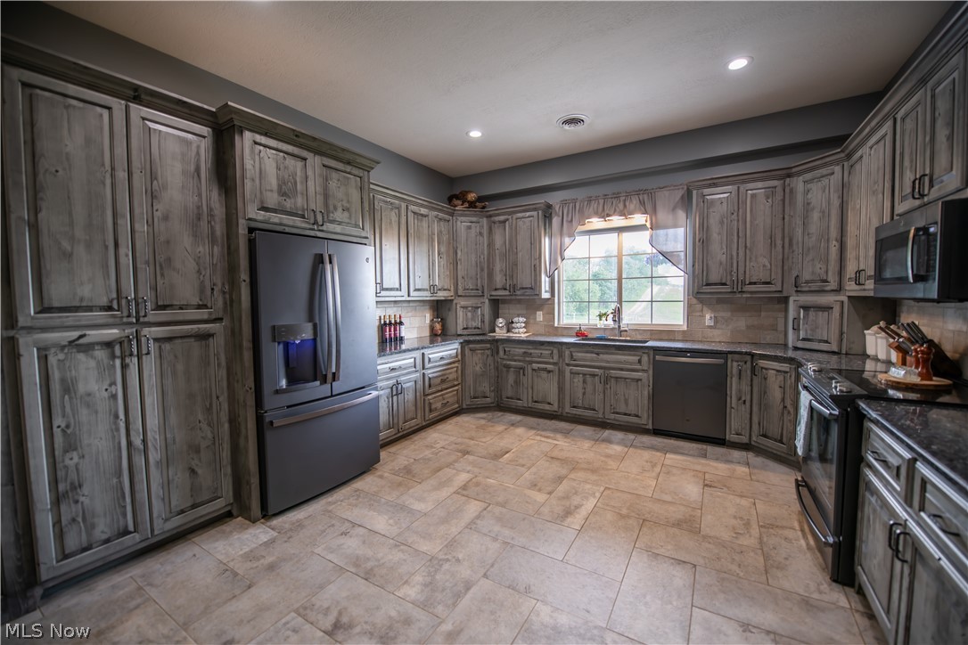 9918 Ridge Road SE Uhrichsville OH 44683