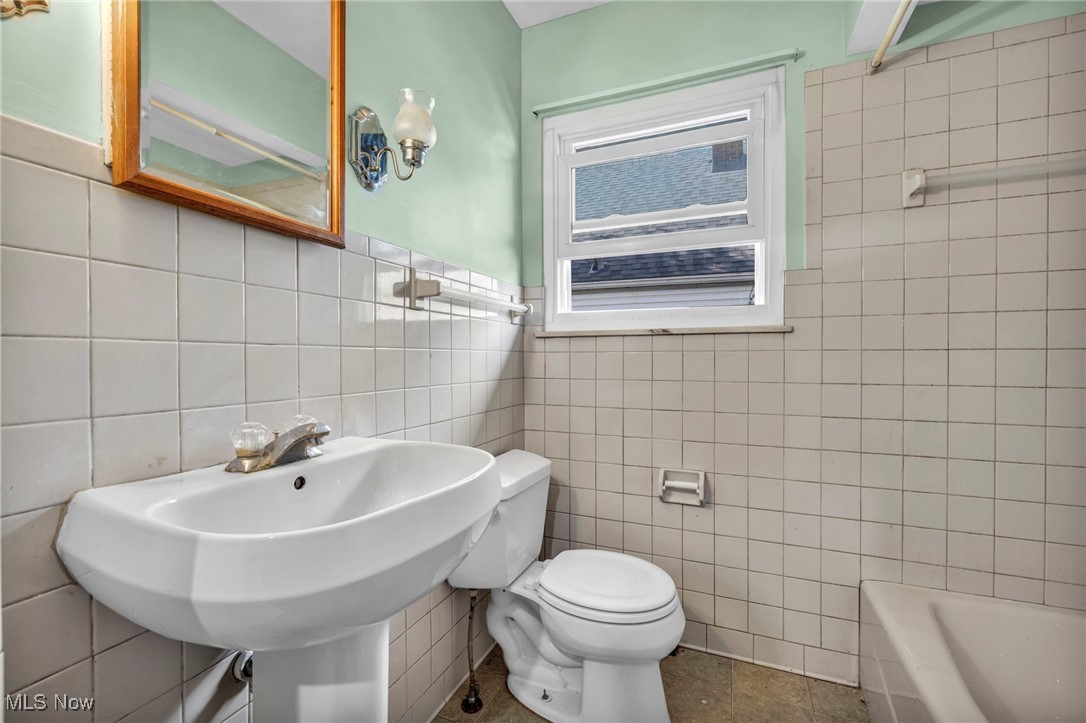 874 Iona Avenue Akron OH 44314