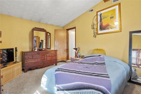 17200 Elsienna Avenue Cleveland OH 44135