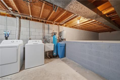 1749 Cove Street NW Uniontown OH 44685