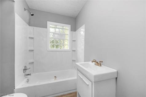 823 W 21st Street Lorain OH 44052