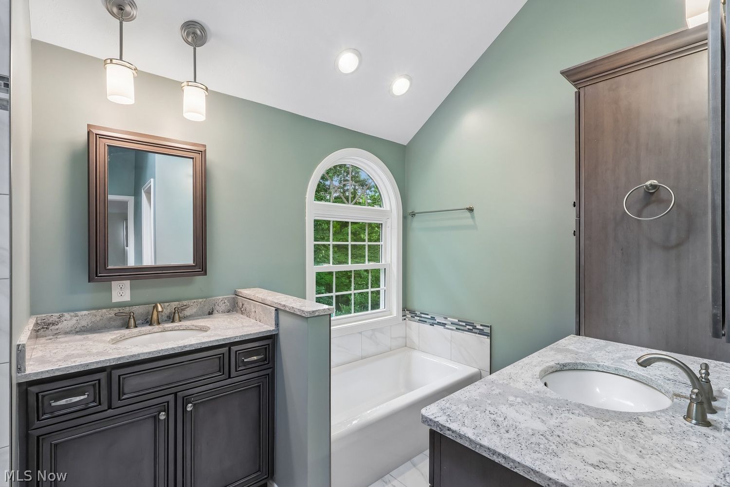 54 Fairfax Drive Chagrin Falls OH 44022