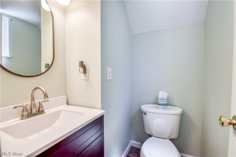 682 Iroquois Trail Willoughby OH 44094