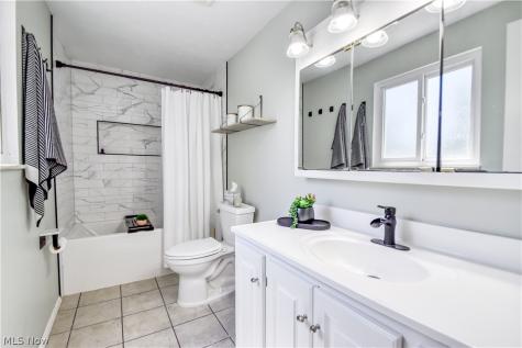 682 Iroquois Trail Willoughby OH 44094