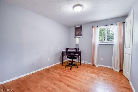 682 Iroquois Trail Willoughby OH 44094