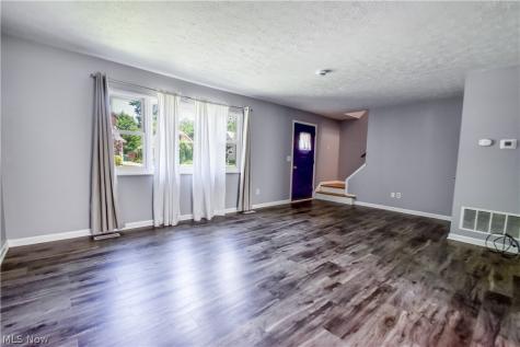 682 Iroquois Trail Willoughby OH 44094