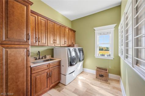 577 Lyonswood Drive Hinckley OH 44233