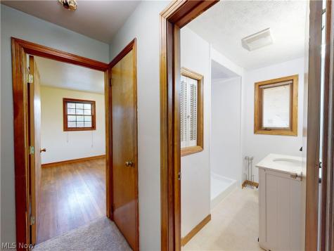 35952 Lakomis Drive Eastlake OH 44095