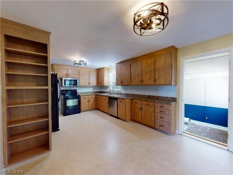 35952 Lakomis Drive Eastlake OH 44095