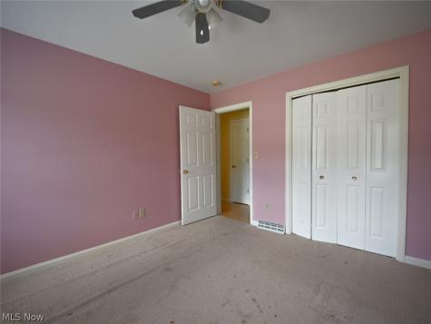 2006 Powder Mill Run Youngstown OH 44505