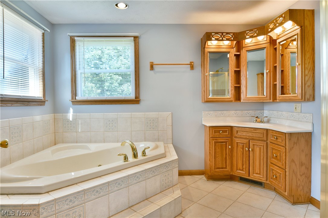 2957 Malibu Drive SW Warren OH 44481