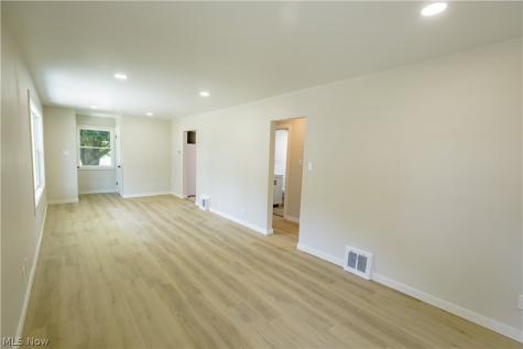 943 Erskine Avenue Akron OH 44306
