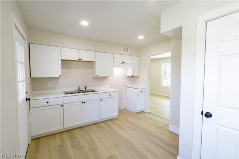 943 Erskine Avenue Akron OH 44306