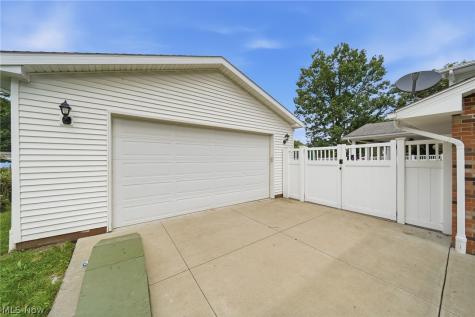 831 Oakcrest Lane NE Massillon OH 44646