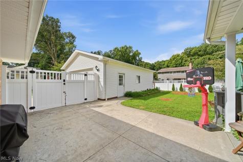 831 Oakcrest Lane NE Massillon OH 44646