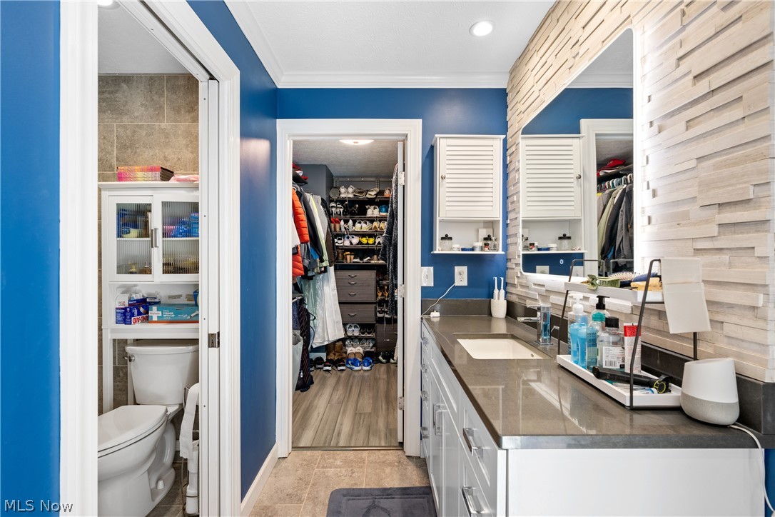 408 Center Road New Franklin OH 44319