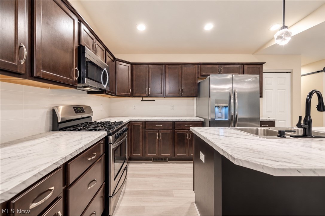 1393 Cross Cove Austintown OH 44515