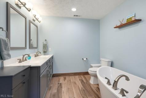 2200 Hunting Valley Lane Streetsboro OH 44241